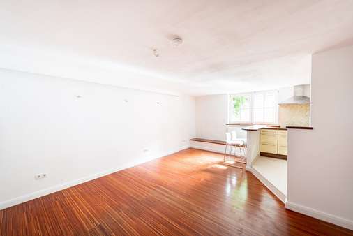 Wohnzimmer - Souterrain-Wohnung in 60325 Frankfurt mit 64m² kaufen