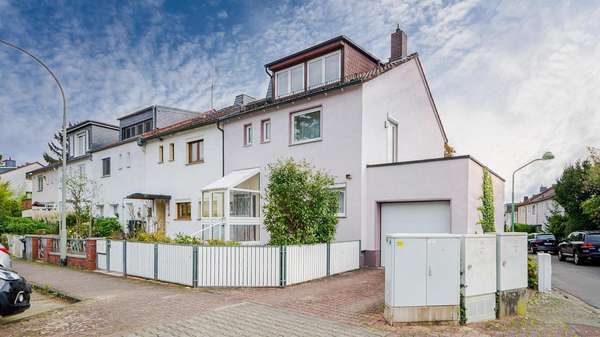 Straßenansicht - Reihenendhaus in 60389 Frankfurt mit 132m² kaufen