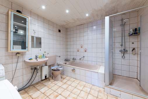 Badezimmer - Etagenwohnung in 63477 Maintal mit 96m² kaufen