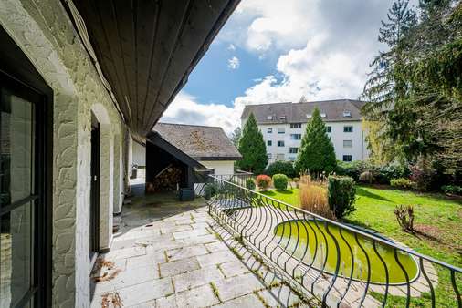 Balkon mit Blick in den Garten - Mehrfamilienhaus in 61381 Friedrichsdorf mit 138m² kaufen