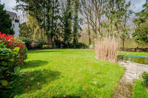 Gartenansicht mit Pool - Mehrfamilienhaus in 61381 Friedrichsdorf mit 138m² kaufen