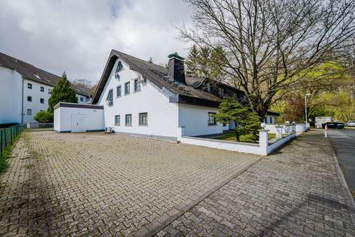 Parkplätze und Zugang zum Lager - Mehrfamilienhaus in 61381 Friedrichsdorf mit 138m² kaufen