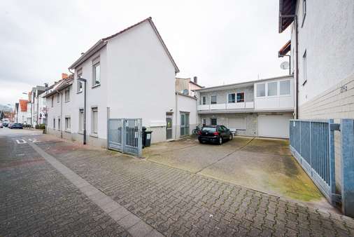 Außenansicht Vorderhaus, Hofzufahrt und Mittelbau - Mehrfamilienhaus in 60433 Frankfurt mit 669m² kaufen