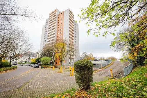 Frankfurt-Niederrad - Attraktive Zweizimmerwohnung mit Südbalkon, Pkw-Stellplatz und Mainblick !