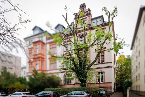 Frankfurt-Westend/Süd: Großzügige Parterre-Einheit im repräsentativen Stilaltbau