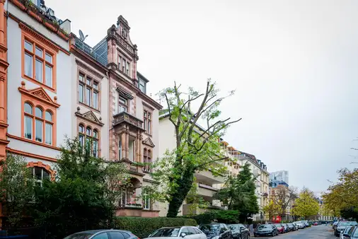 Frankfurt-Westend/Süd: Großzügige Parterre-Einheit im repräsentativen Stilaltbau