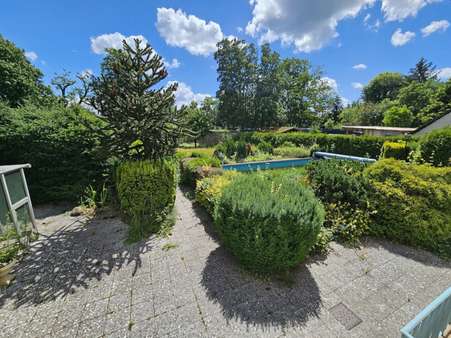 Terrasse und Pool Terrasse und Pool - Grundstück in 63303 Dreieich mit 969m² kaufen