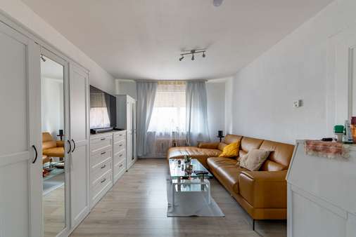 Wohnzimmer im Obergeschoss - Zweifamilienhaus in 60431 Frankfurt mit 184m² kaufen