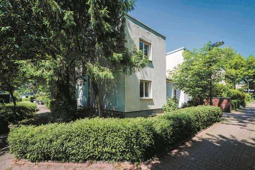 Seitliche Ansicht Seitliche Ansicht - Reihenendhaus in 60439 Frankfurt mit 96m² kaufen