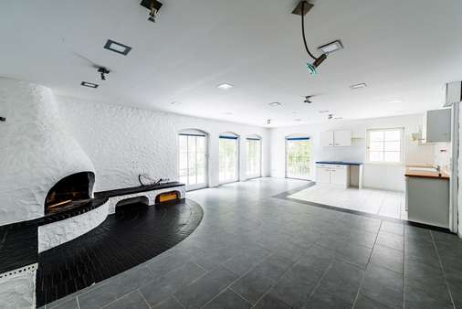 Wohnzimmer mit offener Küche - Villa in 61381 Friedrichsdorf mit 755m² kaufen