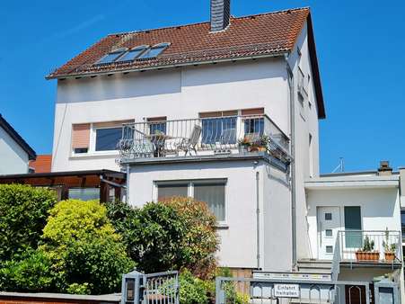 Gesamtansicht - Zweifamilienhaus in 60437 Frankfurt mit 182m² kaufen