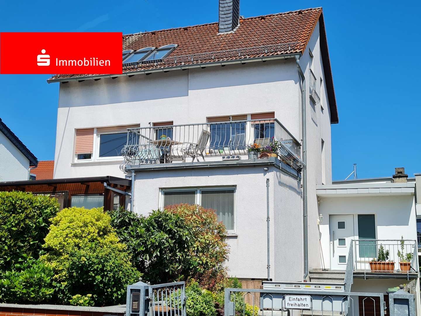 Gesamtansicht - Zweifamilienhaus in 60437 Frankfurt mit 182m² kaufen