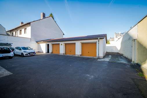 Garagenanlagen mit weiteren Außenstellplätzen - Wohn- / Geschäftshaus in 60439 Frankfurt mit 216m² als Kapitalanlage kaufen