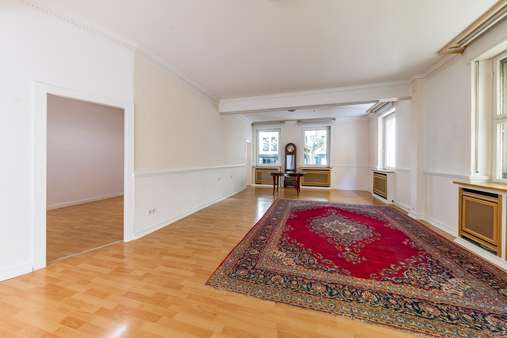Wohn- und Esszimmer, Verkleinerung möglich Wohn- und Esszimmer, Verkleinerung möglich - Erdgeschosswohnung in 60594 Frankfurt mit 83m² kaufen