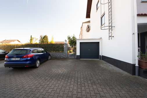Garage und PKW-Stellplätze - Zweifamilienhaus in 63165 Mühlheim mit 168m² kaufen