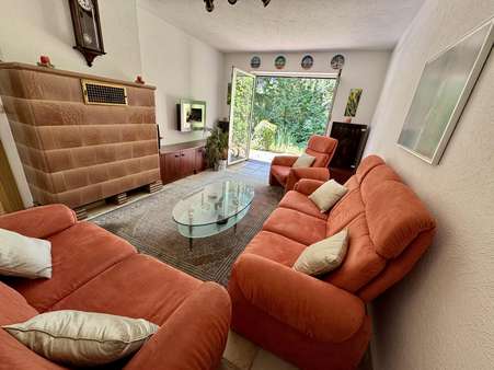 Wohnzimmer mit Blick in den Garten - Doppelhaushälfte in 60599 Frankfurt mit 140m² kaufen