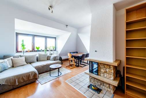 Helles Wohn-/ und Esszimmer mit Kamin - Etagenwohnung in 65795 Hattersheim mit 59m² kaufen