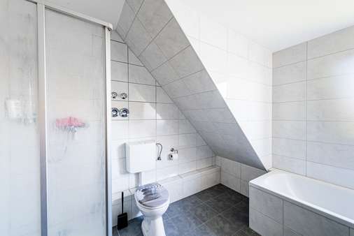 Zeitlos gefliestes Tageslichtbad - Etagenwohnung in 65795 Hattersheim mit 59m² kaufen