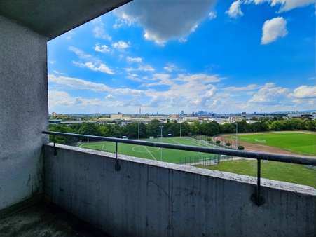 Blick vom Balkon auf die Skyline Blick vom Balkon auf die Skyline - Etagenwohnung in 60386 Frankfurt mit 84m² kaufen
