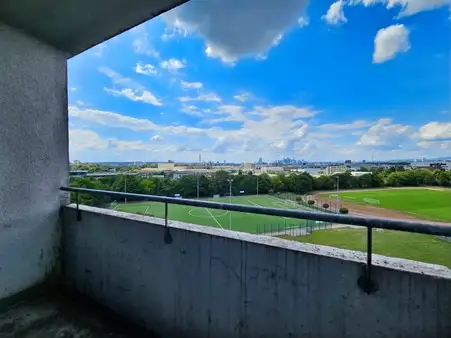 Frankfurt-Fechenheim: Attraktive 3-Zimmer-Wohnung im 7. OG mit herrlichem Skyline-Blick 