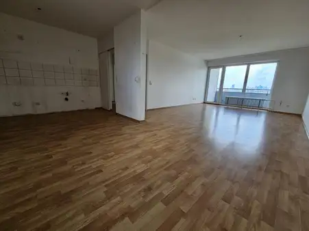 Frankfurt-Fechenheim: Attraktive 3-Zimmer-Wohnung im 7. OG mit herrlichem Skyline-Blick 