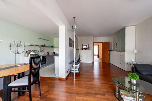 Wohn- und Esszimmer mit offener Küche - Etagenwohnung in 63067 Offenbach mit 94m² kaufen