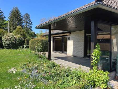 Überdachte Terrasse - Bungalow in 61440 Oberursel mit 120m² kaufen