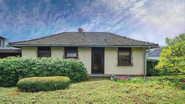 Front - Bungalow in 61440 Oberursel mit 120m² kaufen