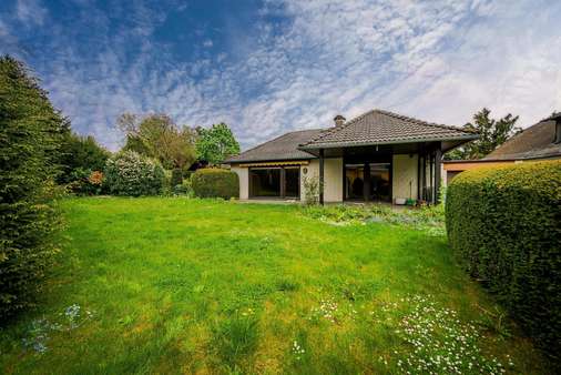 Gartenansicht - Bungalow in 61440 Oberursel mit 120m² kaufen