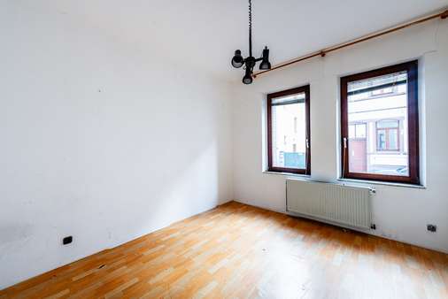 Wohnzimmer im Hochparterre - Zweifamilienhaus in 63075 Offenbach mit 161m² kaufen