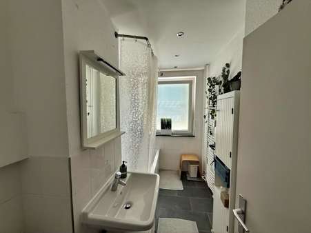 Badezimmer - Etagenwohnung in 65824 Schwalbach mit 65m² mieten