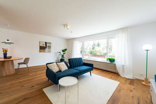 Wohnzimmer mit Balkon - Erdgeschosswohnung in 60594 Frankfurt mit 66m² kaufen