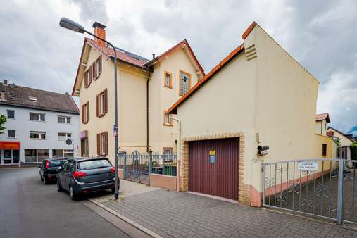 Außenansicht mit Garage - Mehrfamilienhaus in 60435 Frankfurt mit 107m² kaufen