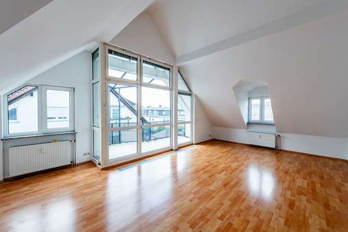 Wohnzimmer Dachgeschoss - Mehrfamilienhaus in 60437 Frankfurt mit 316m² kaufen