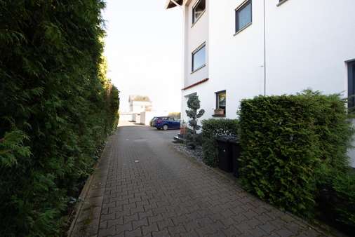 Einfahrt Haus - Dachgeschosswohnung in 63165 Mühlheim mit 75m² kaufen