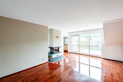 Großes Wohn- und Esszimmer mit Kamin - Dachgeschosswohnung in 65812 Bad Soden mit 74m² kaufen