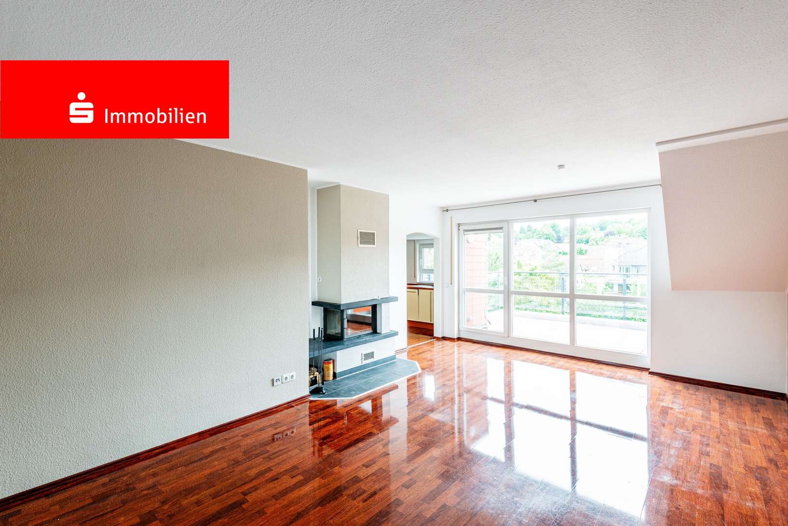 Großes Wohn- und Esszimmer mit Kamin - Dachgeschosswohnung in 65812 Bad Soden mit 74m² kaufen