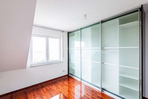Schlafzimmer mit Einbauschrank - Dachgeschosswohnung in 65812 Bad Soden mit 74m² kaufen