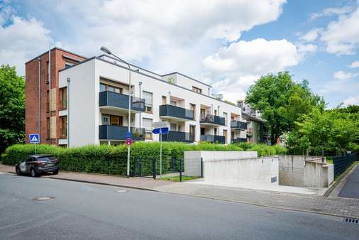 Außenansicht mit TG-Zufahrt - Etagenwohnung in 60529 Frankfurt mit 118m² kaufen