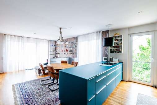 Wohn- und Esszimmer mit offener Küche - Etagenwohnung in 60529 Frankfurt mit 118m² kaufen
