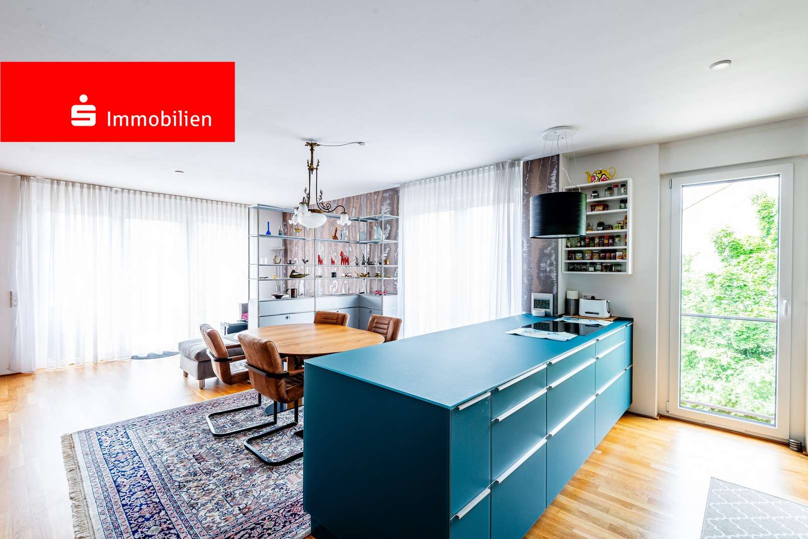 Wohn- und Esszimmer mit offener Küche - Etagenwohnung in 60529 Frankfurt mit 118m² kaufen