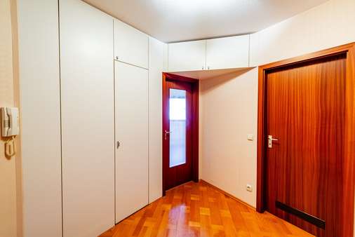 Flur mit Einbauschränken Flur mit Einbauschränken - Etagenwohnung in 61352 Bad Homburg mit 66m² kaufen