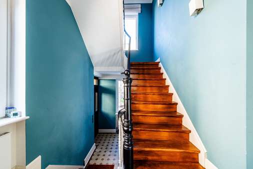 Hauseingang und Treppenhaus - Einfamilienhaus in 60435 Frankfurt mit 252m² kaufen