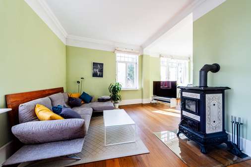 Wohnzimmer mit dekorativem Kaminofen - Einfamilienhaus in 60435 Frankfurt mit 252m² kaufen
