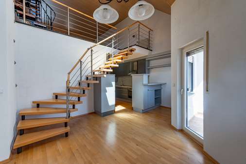 2. Obergeschoss: Innenliegende Treppe zum Wohnzimmer 2. Obergeschoss: Innenliegende Treppe zum Wohnzimmer - Maisonette-Wohnung in 63165 Mühlheim mit 75m² kaufen
