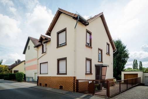 Frontalansicht - Einfamilienhaus in 60437 Frankfurt mit 103m² kaufen