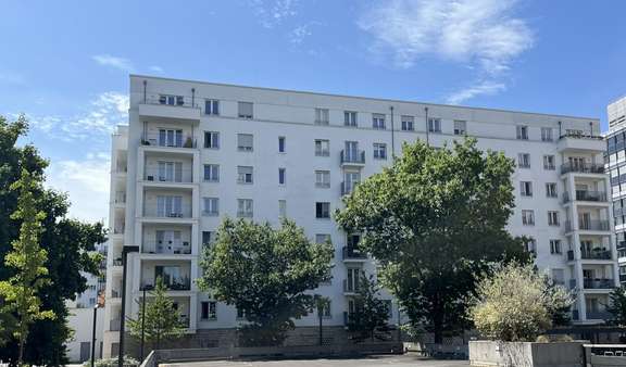 Seitenansicht Wohngebäude Seitenansicht Wohngebäude - Penthouse-Wohnung in 60528 Frankfurt mit 101m² mieten