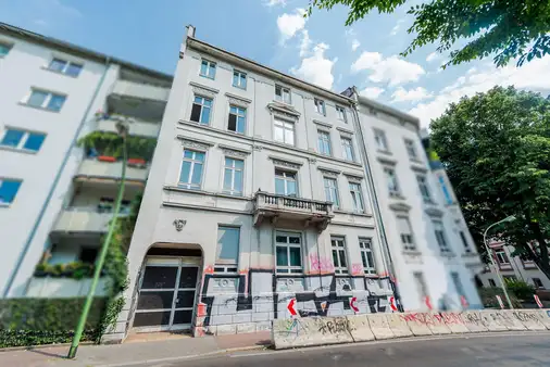Frankfurt-Ostend: Spätklassizistisches Mietshaus in Bestlage