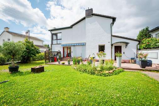 Gartenseitige Hausansicht Gartenseitige Hausansicht - Einfamilienhaus in 65933 Frankfurt mit 172m² kaufen