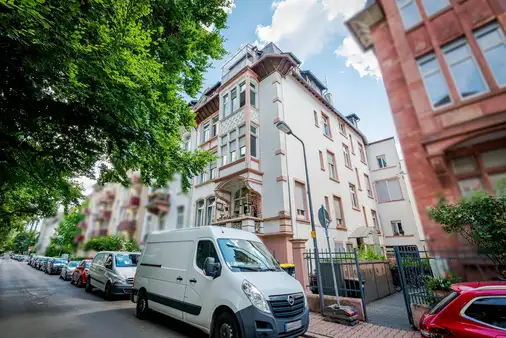 Frankfurter Nordend: Altbaucharme - Dreizimmerwohnung mit Balkon